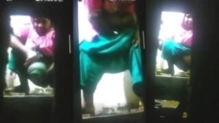 Desi Aunty Pissing Capture | Viral MMS