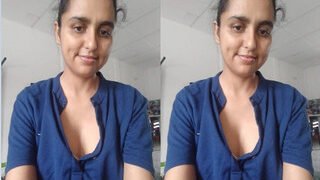 Horny Bhabhi Shows Her Boobs | Viral MMS